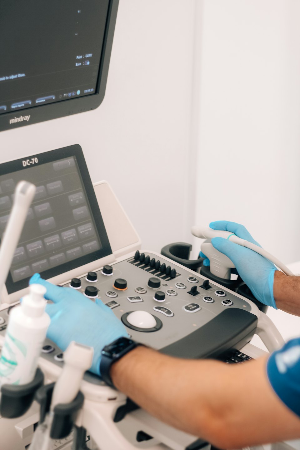 Medizinisches Fachpersonal bedient ein Ultraschallgerät in einer Klinik.