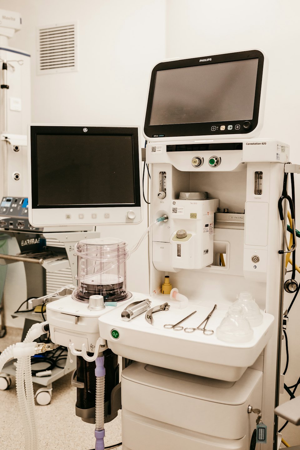 Anästhesiegerät mit Monitoren in einem Krankenhaus-OP.